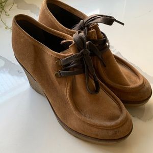 Barney's New York Suede Lace-Up Platform Wedge Gum Sole Chukka Bootie. Size 6.